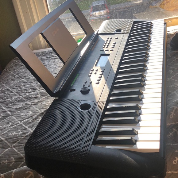 YAMAHA KEYBOARD - Picture 2 of 2